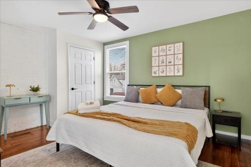 Cozy 2-Floor Home 5BR 3BA 2 Kitchens Backyard in Louisville, USA