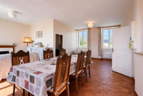 Gîte de charme • 3 ch • jardin • barbecue (Gite de charme • 3 ch • jardin • barbecue) in Moulins-la-Marche