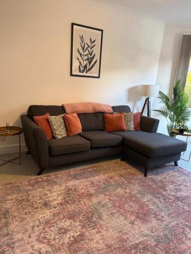 Bright 3 bedroom apartment with parking in Shawlands