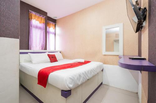 Habitación, RedDoorz Plus near Stasiun Bekasi in Bekasi Este