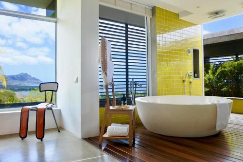 حمام, Casa Belle Montagne - Contemporary Seaview Villa in جزيرة موريشيوس