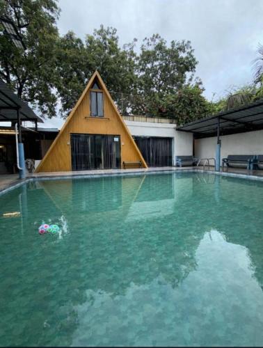 Peldbaseins, Serene Cottage and Resort by Kempinski in Navakhal