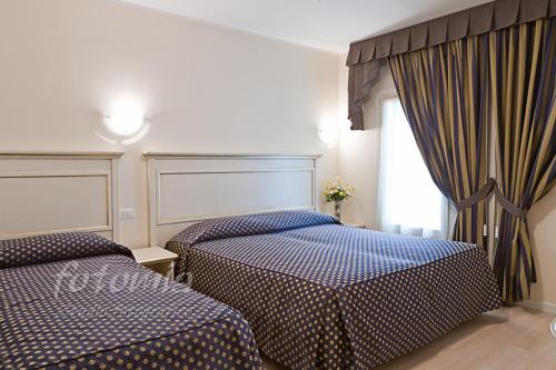 1 queen bed, 1 twin bed