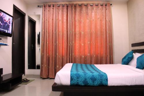 Hotel Aarya Inn Stop at Hotel Aarya Inn to discover the wonders of Raipur. Featuring a satisfying list of amenities, guests will find their stay at the property a comfortable one. Service-minded staff will welcome an
