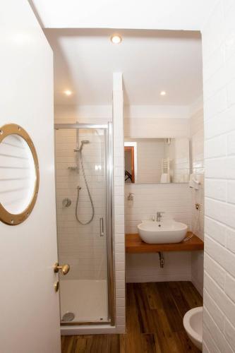Single Room image 3