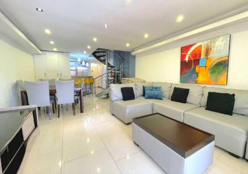 Exclusive villa with private dock and large terrace in Puerto La Cruz