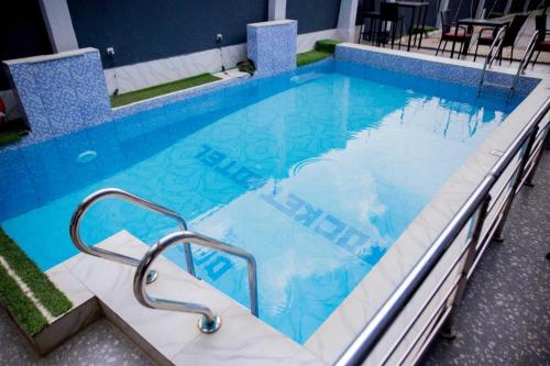 Dee Rocket Hotel & Lounge in อีบาดัน