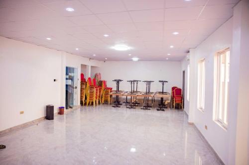 Dee Rocket Hotel & Lounge in อีบาดัน