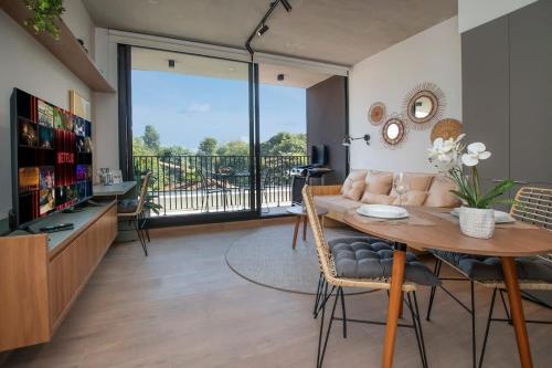 Contemporary Gem 1BR Pool & BBQ 105
