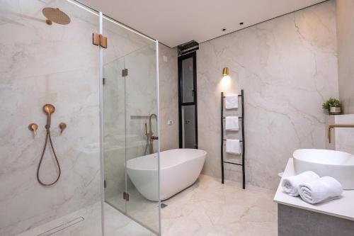 Baño, רויאל טווינס בוטיק in Safed