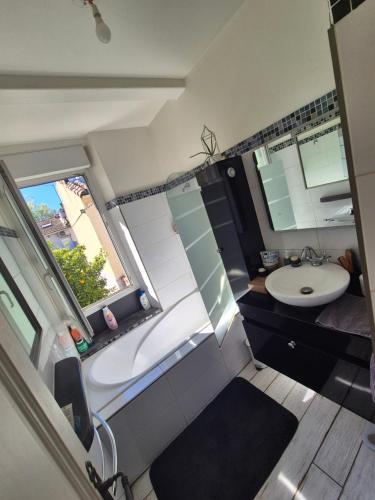 Chambre a louer chez Habitant - Marseille 13015 in Les Crottes