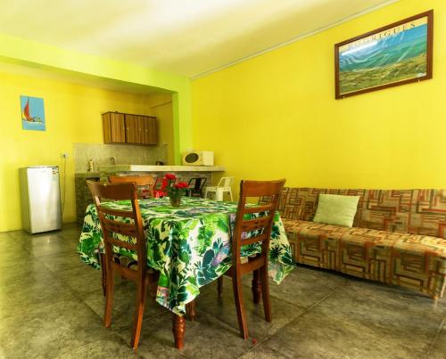 Merlin Guest House Room Type - Family Room with Shared Bathroom