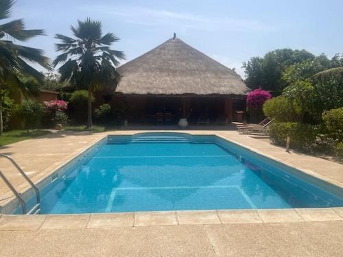 Superbe villa avec piscine privée à 500m de la plage à Nianing – khách sạn tại Mbodiene
