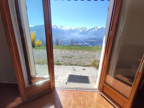 Skats, Nid d'aigle, vue panoramique dégagée et jardin, de plein pied, face au Sud et aux montagnes (Nid d'aigle, vue panoramique degagee et jardin, de plein pied, face au Sud et aux montagnes) in Puy-Sanieres