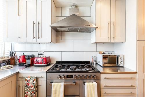 London Home with Garden Near Richmond Park chambre d'hôte Putney Heath