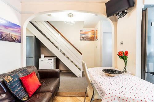 London Home with Garden Near Richmond Park - image 14