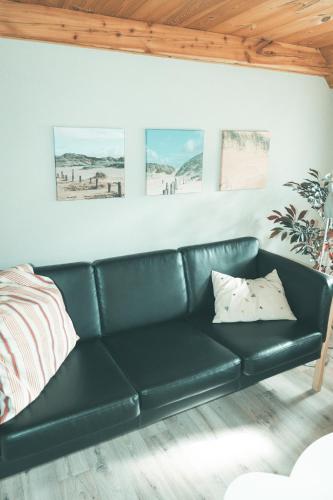 Ugenert sommerhus ved skoven med spabad og sauna – khách sạn tại Osterby