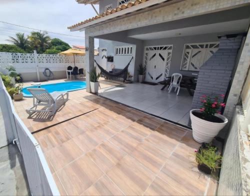 Casa cinza em frente a praia em condominio - Aracaju