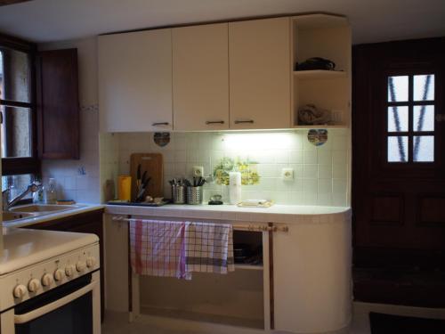 Kitchen, Petite maison catalane Sous le clocher de St Jean in Saint-Jean-Pla-de-Corts