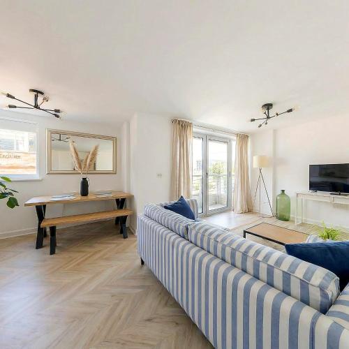 2 Bed Shoreditch Skyline Modern Flat By Station, Londyn