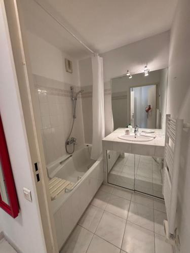 Dream vacation Apartment - Sea view, Pool, Park, 2 Min Walk to Beach, Parking in Avenue de Cannes