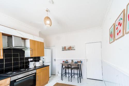 2 Bed House Sleeps 4 Ideal for contractors Free Parking 10mn to CC - Heaton Norris