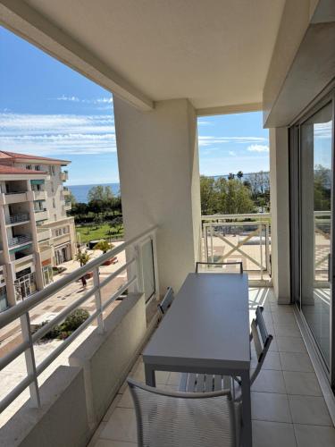 Dream vacation Apartment - Sea view, Pool, Park, 2 Min Walk to Beach, Parking in Avenue de Cannes