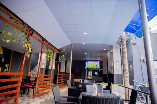 Dee Rocket Hotel & Lounge in อีบาดัน