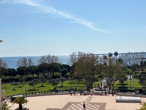 Dream vacation Apartment - Sea view, Pool, Park, 2 Min Walk to Beach, Parking – khách sạn tại Avenue de Cannes