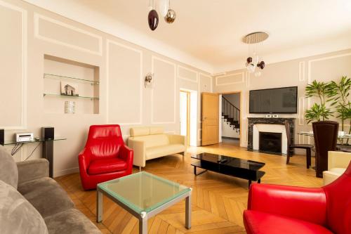 Arc de Triomphe - Home in City - AC & Parking