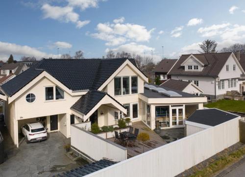 Villa Stavanger 5 bedrooms 5 bathrooms and large swimming pool – khách sạn tại Eiganes