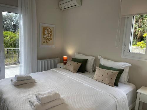 1 queen bed, 1 sofa bed