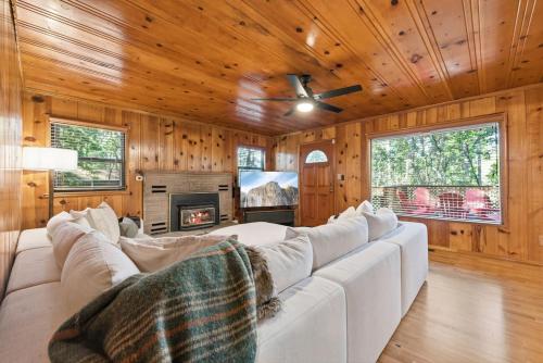 Walk to Town - Lake Access - Huge Deck in Twain Harte (CA)