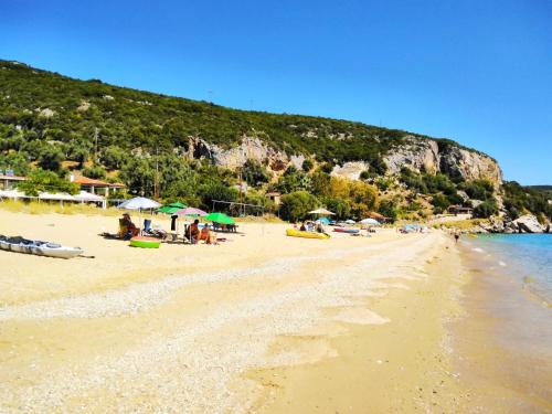 Apkārtne, Το Μικρό Πέτρινο Σπίτι (Το Μικρο Πετρινο Σπιτι) in Mikro