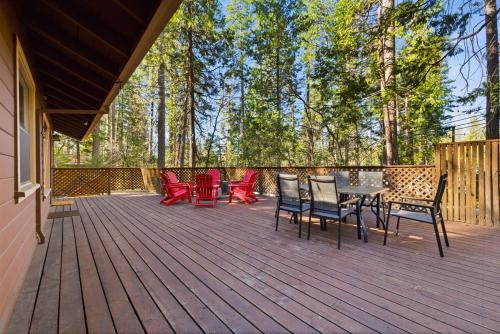 Walk to Town - Lake Access - Huge Deck in Twain Harte (CA)
