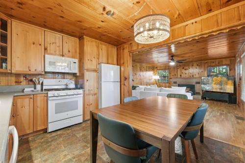 Walk to Town - Lake Access - Huge Deck in Twain Harte (CA)