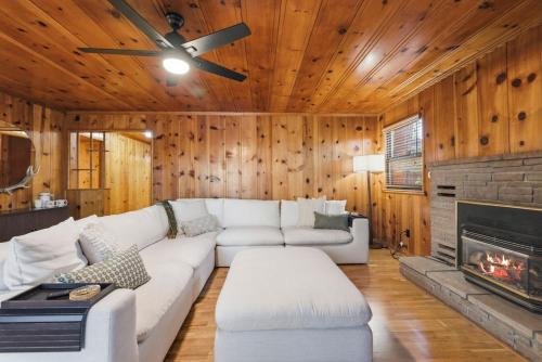 Walk to Town - Lake Access - Huge Deck in Twain Harte (CA)