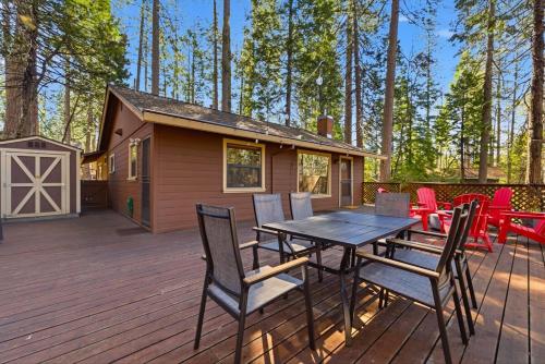 Walk to Town - Lake Access - Huge Deck in Twain Harte (CA)