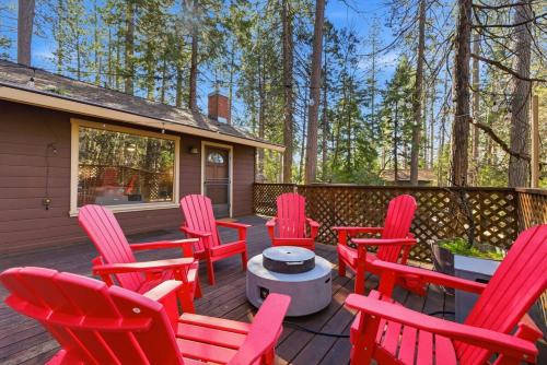 Walk to Town - Lake Access - Huge Deck in Twain Harte (CA)