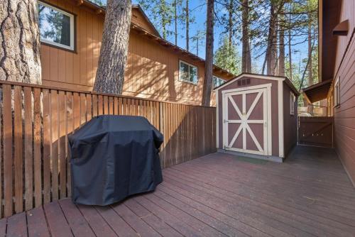 Walk to Town - Lake Access - Huge Deck in Twain Harte (CA)