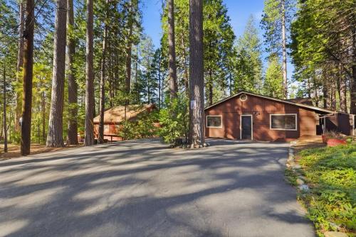 Walk to Town - Lake Access - Huge Deck in Twain Harte (CA)