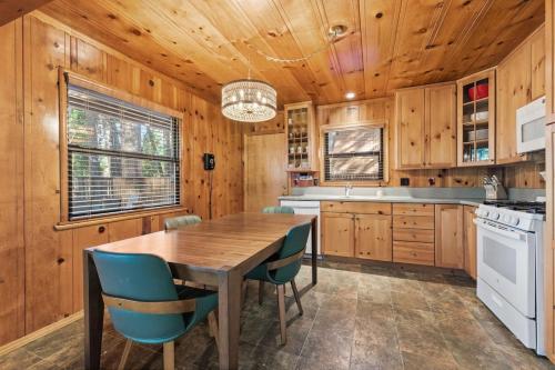 Walk to Town - Lake Access - Huge Deck in Twain Harte (CA)