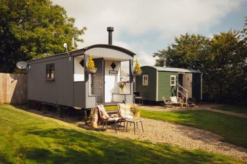 Lomu - Cosy Coastal Shepherd's Hut with Log-Burner and WiFi, Haverfordwest