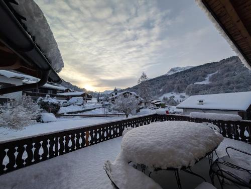 Train station 50 meters away, one stop to center Gotschna Parsenn ski lift, 20 min to Davos in Saas Im Prattigau