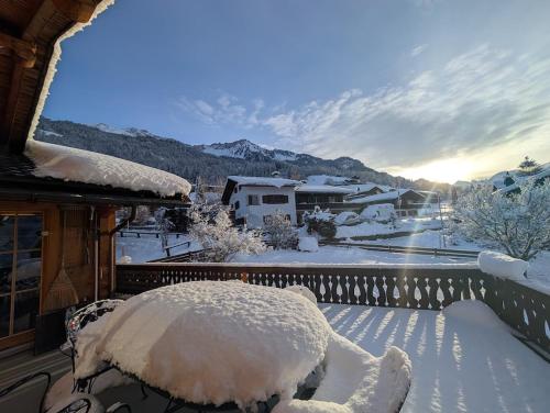 Train station 50 meters away, one stop to center Gotschna Parsenn ski lift, 20 min to Davos in Saas Im Prattigau