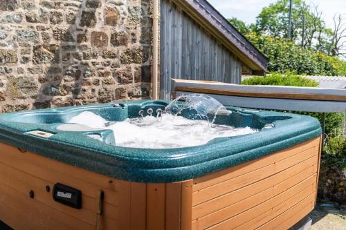 Spacious Farmhouse Retreat with Hot Tub, sleeps 12 in Llawhaden