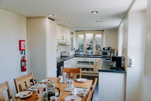 Spacious Farmhouse Retreat with Hot Tub, sleeps 12 in Llawhaden
