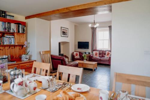 Spacious Farmhouse Retreat with Hot Tub, sleeps 12 in Llawhaden