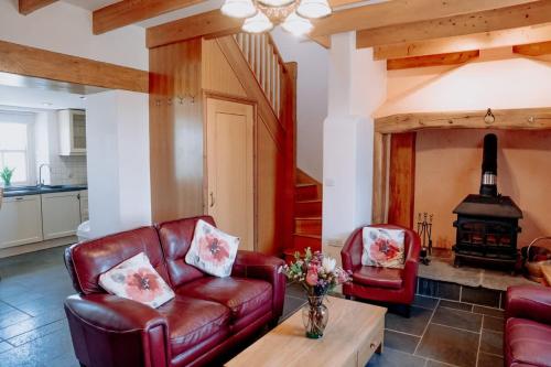 Spacious Farmhouse Retreat with Hot Tub, sleeps 12 in Llawhaden