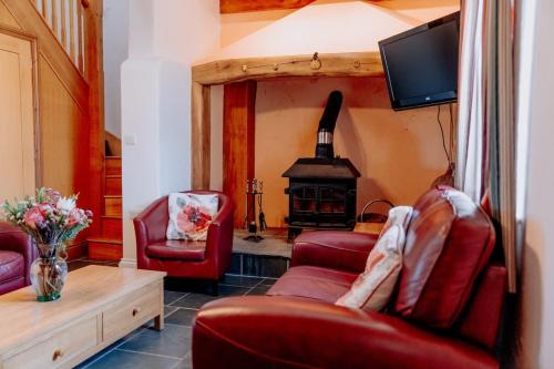 Spacious Farmhouse Retreat with Hot Tub, sleeps 12 in Llawhaden